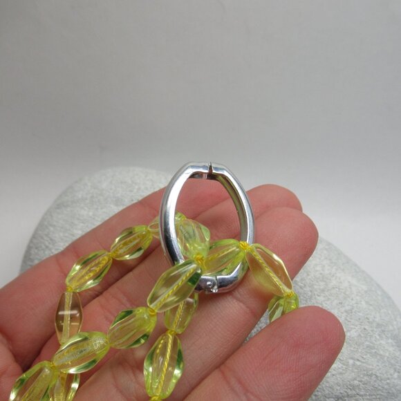 Uranium glass bead necklace - Picture 8 of 13
